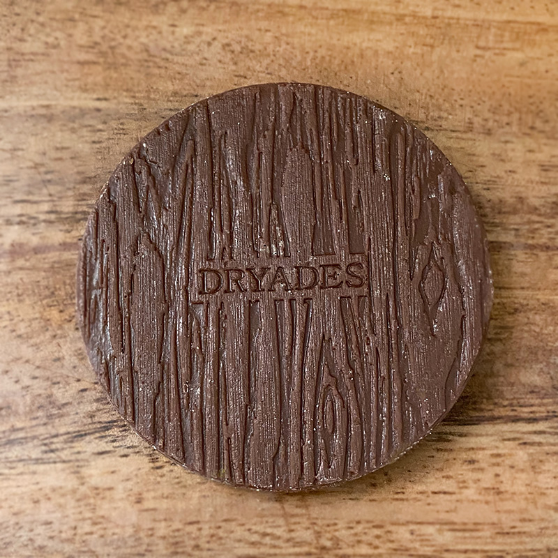 チョコレート専門店DRYADESドリュアデスの風景のディスクチョコレート色づく小枝（ミルク）